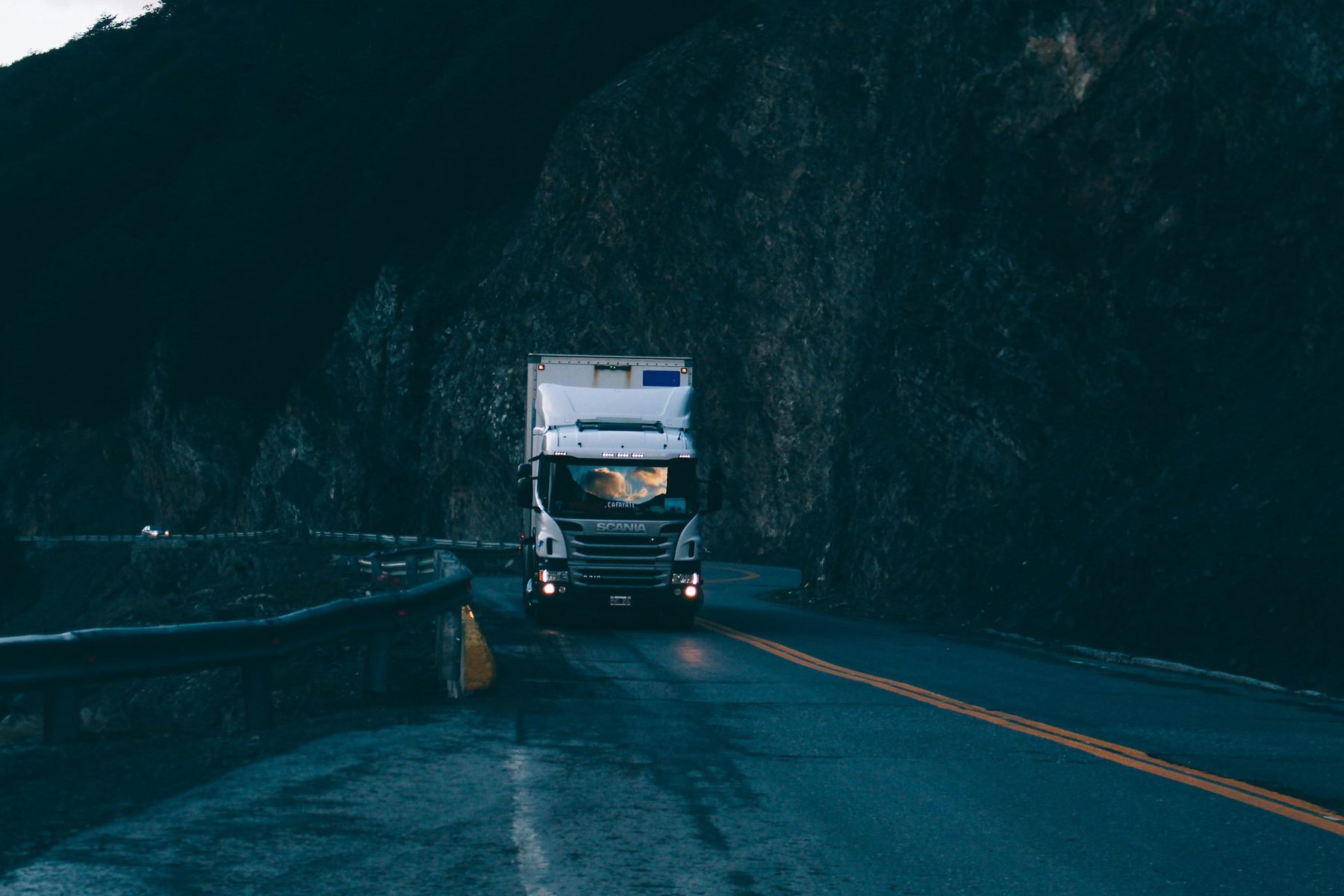 Camión de carga circulando por carretera