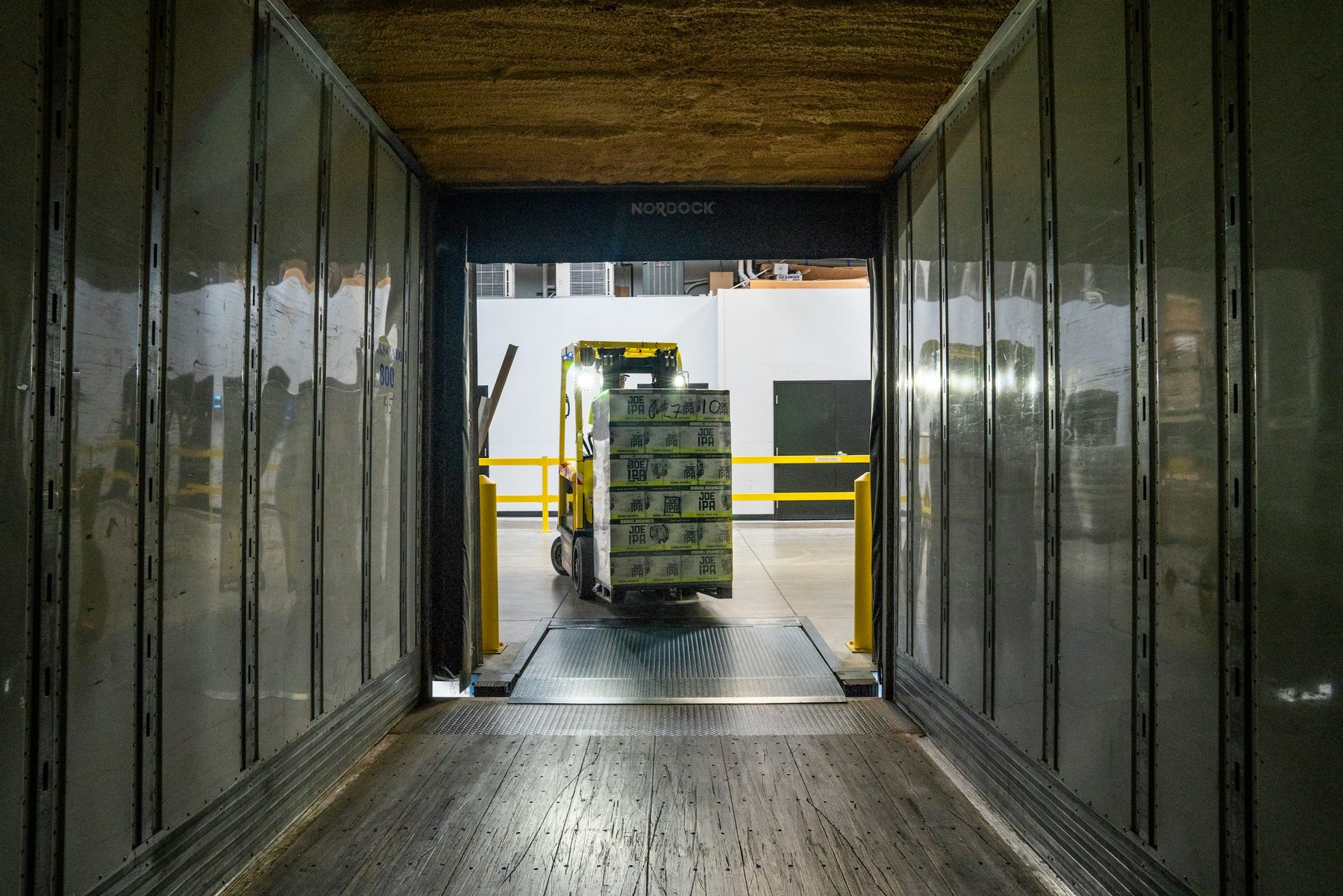 Montacargas cargando pallets en un camión