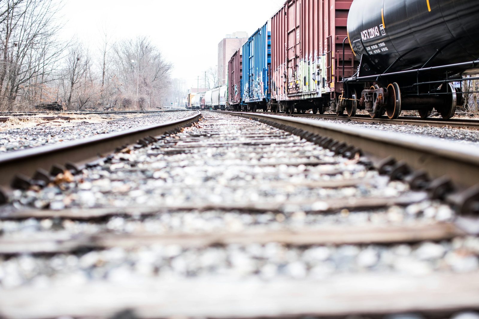 Vagones de contenedores junto a las vías del ferrocarril